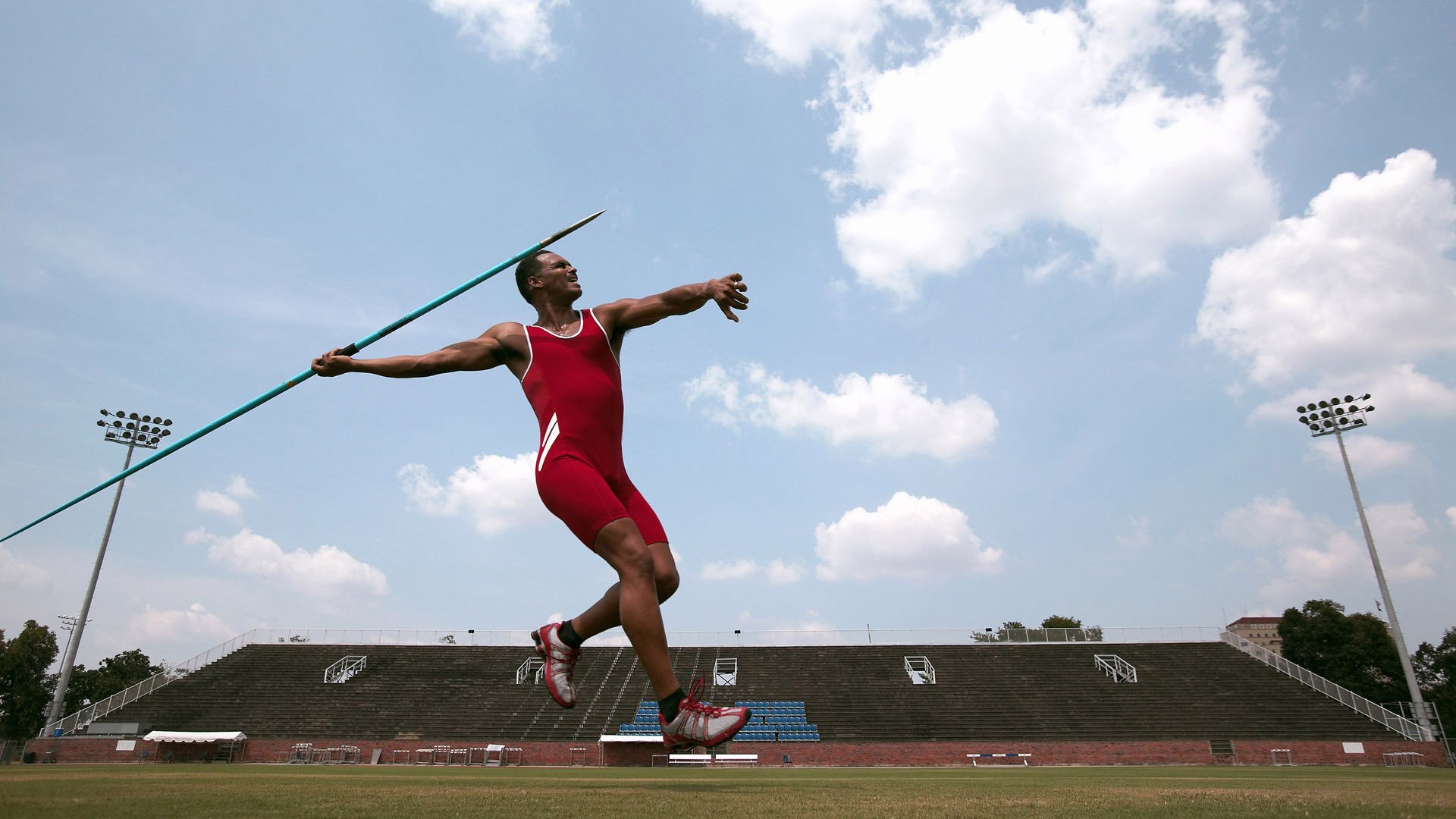 _硬地、草地、红土：不同场地对运动员的考验_，红土草地硬地网球一样吗